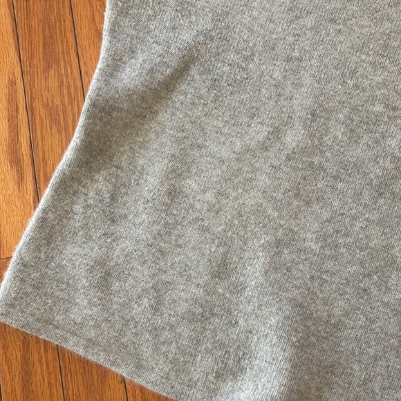 Sarah Spencer light gray v neck  fitted sweater - Picture 6 of 9